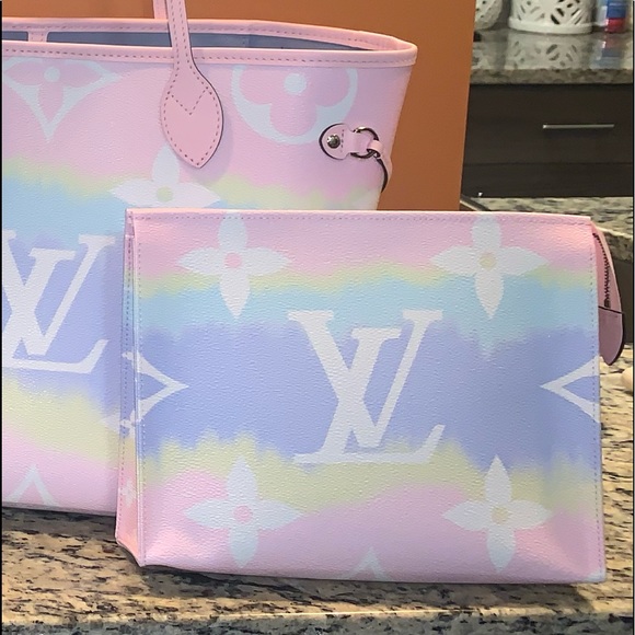 Louis Vuitton M69137 LV ESCALE POCHE TOILETTE 26 - Picture 8 of 12